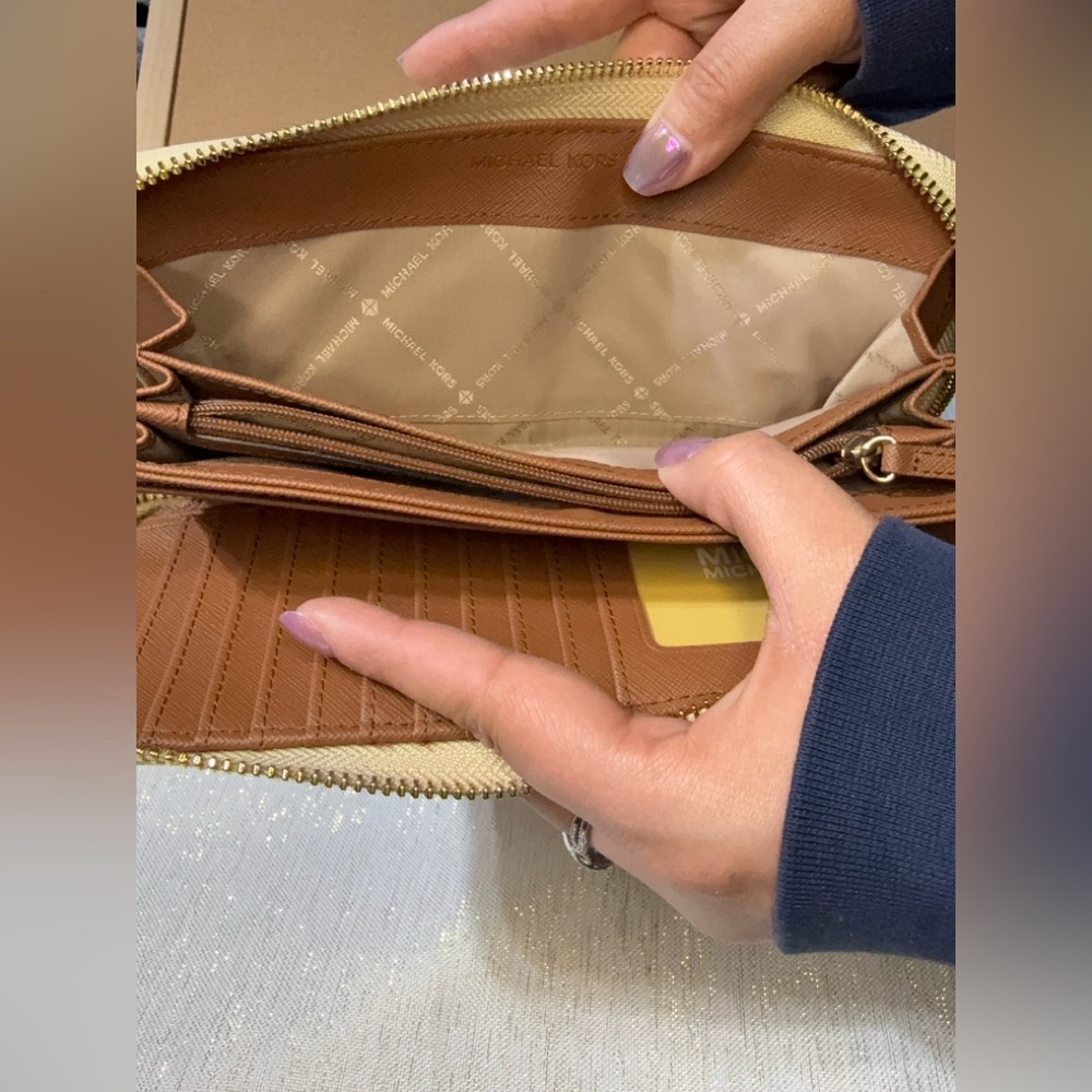 NWOT MICHAEL KORS WALLET - Picture 3 of 12